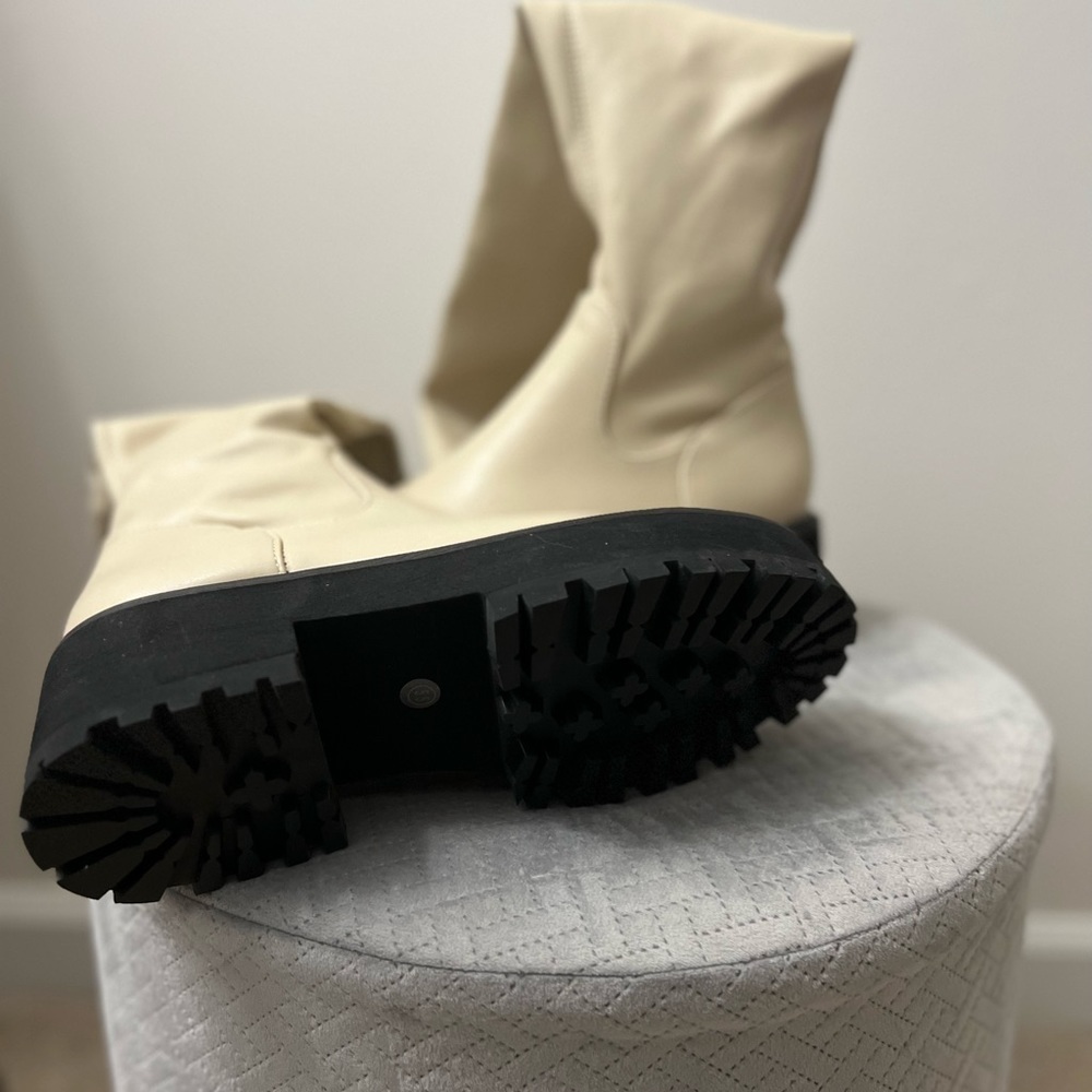 Women’s 5.5 platform over the knee boot. Brand new! Never worn!